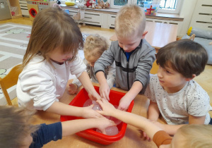 Nasze lodowe baloniki okazały się lodowymi jajami dinozaurów - miały piękny kształt i był ciężkie, zimne i śliskie