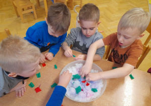 Kolejnym eksperymentem było barwienie śniegu - użyliśmy do tego kawałeczki kolorowej bibuły