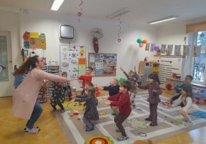 Naszą grupę odwiedzają specjaliści, którzy mają dla nas ciekawe zabawy - np. Pani Kasia pedagog specjalna, która lubi z nami poćwiczyć