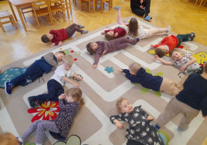 Ćwiczenia ruchowe połączone z integracją naszej grupy to nie tylko wspaniała zabawa ale i piękne rozwijanie poprzez doświadczanie