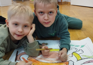 Kolorujemy dinozaura 1