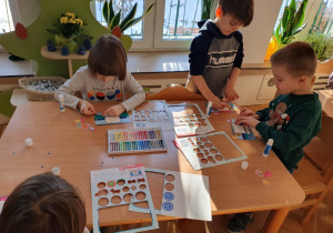 Ozdabiamy wagoniki do Pociągu przyjaźni - zajęcia plastyczne