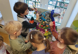 Ozdabianie stworka Bulbo kolorowymi materiałami