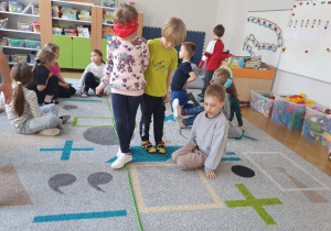 Przewodnik - zabawa integracyjna - uczymy się pomagać innym