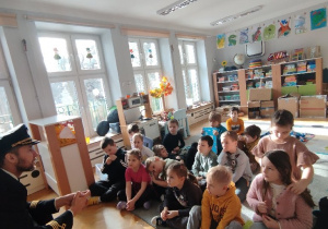 Słuchamy opowiadania o bezpiecznych lotach