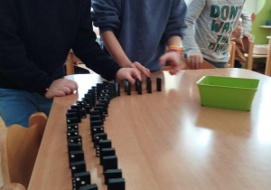 Układamy domino - ćwiczenie precyzji ruchu