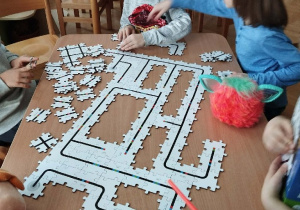 Zabawy z robotami Ozobotami - tworzymy trasy