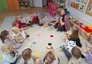 Prezentacja fantastycznych kotów z papieru