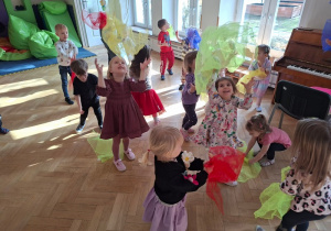 "taniec wiosny" - Muzykowanie z panią Kasią na rytmice