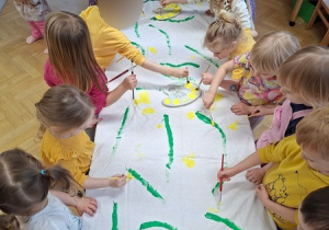 Zabawa w malarza - Malowanie żonkili na płótnie