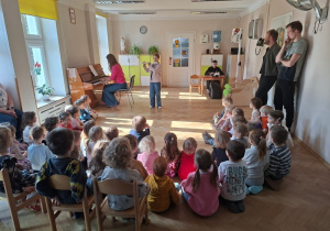 Przygrywanie na flecie i pianinie przez rodzinę Jeremiego