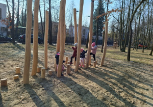 Zabawy na placu zabaw w MDKu