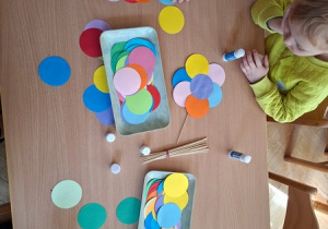 "Kwaitki na patyku" - tworzenie przestrzennych kwiatów