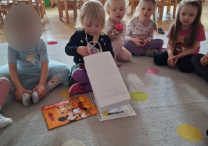 Misia dostaje wyróżnienie wraz z upominkiem za swoją pracę konkursową