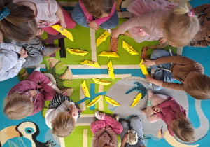 "Row your boat" - zabawa muzyczna z rekwizytem