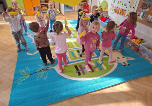 "Row your boat" - zabawa muzyczna z rekwizytem cz 2