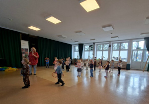Zabawa muzyczna z rekwizytem u pani Krysi