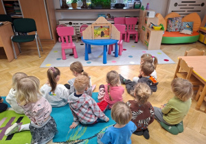 "Magiczna Gąsiennica" - oglądanie Teatrzyku Kamishibai