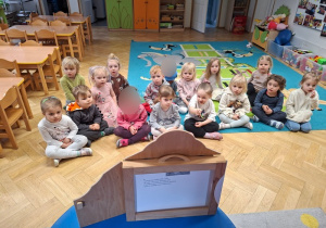 "Magiczna Gąsiennica" - oglądanie Teatrzyku Kamishibai cz 2