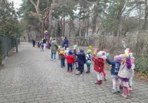 Radosny, wiosenny pochód pobliskimi uliczkami