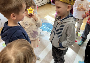 Celebrowanie urodzin naszych kolegów i koleżanek jest dla nas ważnym wydarzeniem, w końcu jesteśmy przedszkolną Rodziną!