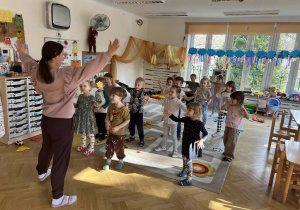 Zabawy z Panią Kasią - pedagogiem specjalnym rozwijają nasze mięśnie małe i duże i dają nam wiele radości