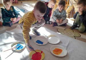 Zabawa prosta, powtarzana co jakiś czas dla utrwalenia, a za każdym razem nas zachwyca i dziwi