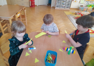 Usprawniając motorykę małą, codziennie doskonalimy umiejętności wycinania nożyczkami