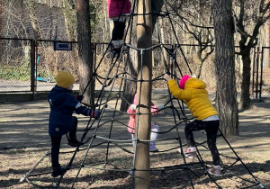 zabawy ruchowe w naszym pięknym ogrodzie wspierają mięśnie i odświeżają umysł