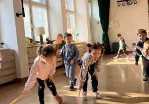 Bardzo lubimy zabawy z Panią Krysią w MDK'u - są niezwykle inspirujące i rozwijające