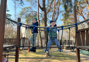 Po zimie urośliśmy już na tyle, że możemy wspinać się na wyższe przeszkody - pamiętając przy tym o naszym bezpieczeństwie