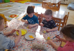 Uwielbiamy malować farbami - z okazji zbliżającej się wiosny przygotowaliśmy żonkile, wykorzystując do tego twórczo wytłoczki po jajkach