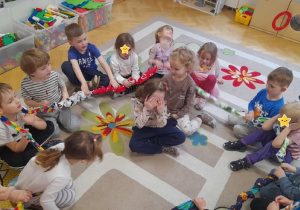 Siedzi Helenka po turecku i tak sobie myśli - czyli kolejne zabawy integrujące naszą grupę, bo każdy z niej jest ważny jak w Rodzinie