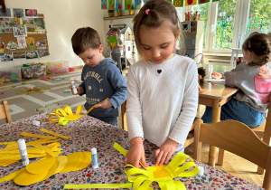 Przygotowujemy się do Pierwszego Dnia Wiosny - tworzymy wiosenne różdżki którymi będziemy wypędzać Marzannę