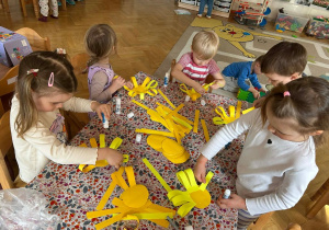 Tworzymy różdżki techniką origami - ćwiczymy koordynację wzrokowo - ruchową