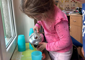 W naszej sali w ramach innowacji "Pozwól mi to zrobić samemu" pojawił się kącik "Źródełko", w którym możemy samodzielnie nalewać sobie wodę, gdy chce nam się pić