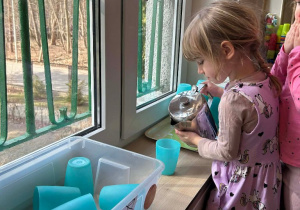 dając nam szanse na samodzielne działanie, czujemy się docenieni i starsi.