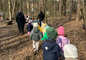 Chętnie codziennie maszerujemy biorąc udział w konkursie dzielnicowym "Bielańskie Przedszkola Maszerują"