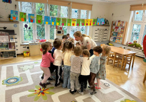 Codzienne zabawy integracyjne dodają nam pewności w grupie, otwierają nas na siebie i innych i sprawiają, że czujemy się tu jak w domu