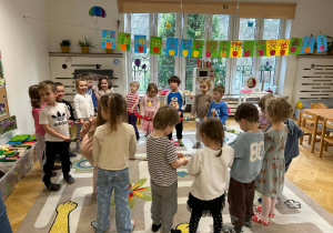 Guma sensoryczna służy nam do wielu zabaw i tańców przy muzyce, ćwicząc naszą sprawność ruchową, koordynację, koncentrację i współdziałanie