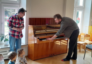 Podczas spotkania mieliśmy okazję poznać instrumenty, ich budowę, dźwięk, sposób gdy na nich