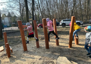 Podczas, gdy w naszym przedszkolu policjanci sprawdzali bezpieczeństwo my radośnie bawiliśmy się na placu zabaw w MDK'u
