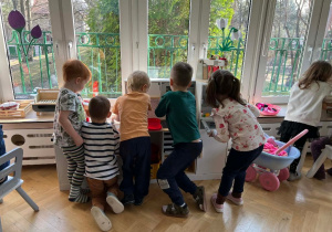 W naszej sali pojawiły się nowe, piękne zabawki obiecane nam przez Panią Dyrektor - dziękujemy są piękne!