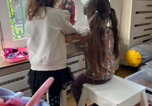 Kącik urody, nowy domek dla lalek i kuchnia - ileż wspaniałych, nowych rzeczy do zabawy. Nasza radość jest ogromna!