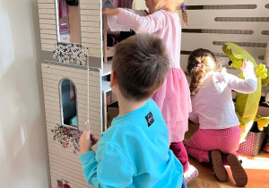 Staramy się dbać o te starsze zabawki oraz nowe, a przede wszystkim wspaniale się wspólnie bawimy