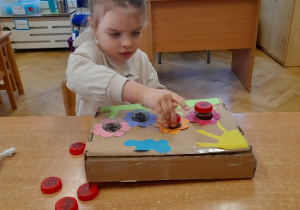 w naszym Kąciku Sprytnej Rączki pojawiły się nowe piękne zabawki, przygotowane dla nas przez nasze Panie