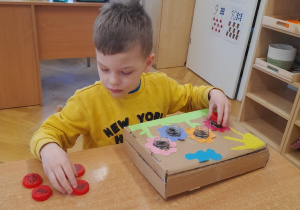 Dzięki nim doskonalimy umiejętności naszych rąk - odkręcając, zakręcając, ale i umiejętności matematyczne - liczebniki porządkowe, przeliczanie, segregowanie oraz nazywanie i dzielenie na sylaby