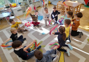 Czy angielski musi być nudny - NIE. It is Spring!!! śpiew i taniec z kolorowymi wstążeczkami