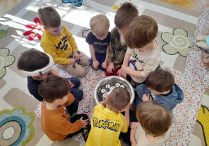 Lubimy angielski w przedszkolu, poprzez śpiew, taniec i kreatywne zabawy łatwiej uczymy się nowych słów