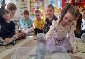 i zabawy badawcze i eksperymenty o powietrzu i wodzie